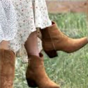Tecovas Daisy brown suede booties